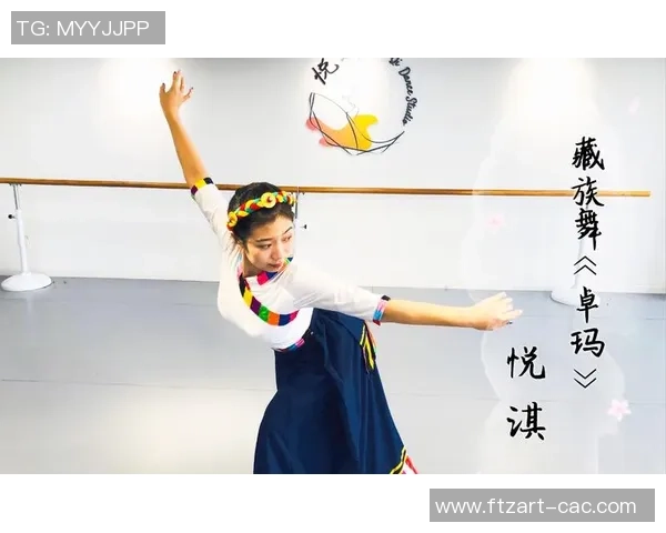 藏族明星在足球场上闪耀光芒展现民族风采与激情